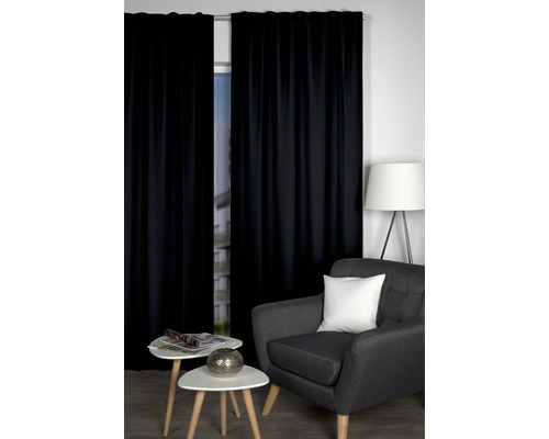 Dekorativní obývací pokoj s černými závěsy