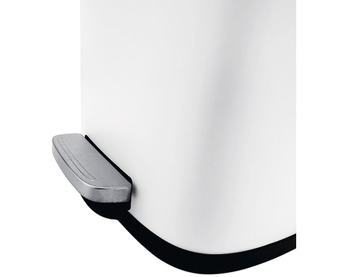 Detailní pohled na nášlapný odpadkový koš s nožním pedálem