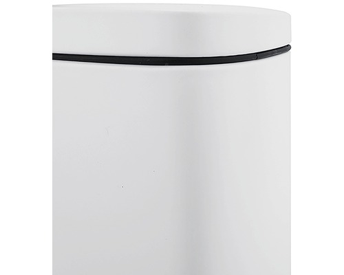 Detailní pohled na bílý odpadkový koš s víkem