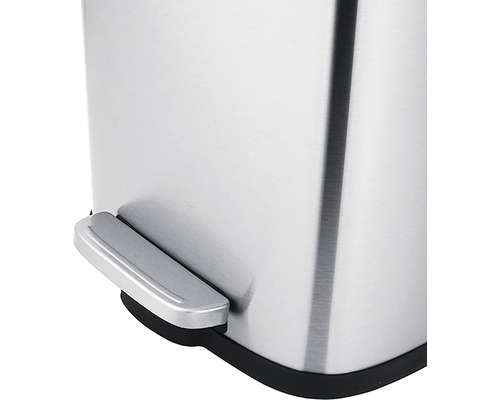 Detail nerezového koše s pedálem