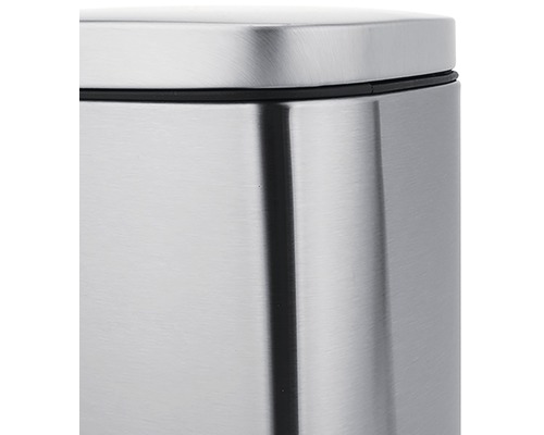 Detailní pohled na kovový odpadkový koš