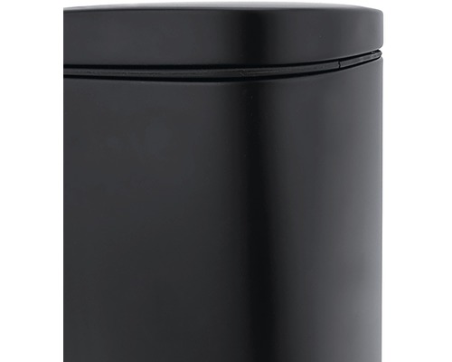 Detailní pohled na černý odpadkový koš.