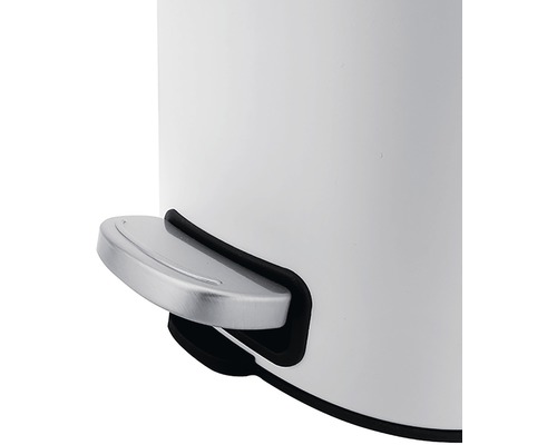 Detailní pohled na odpadkový koš s pedálovým mechanismem