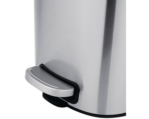 Detail nerezového odpadkového koše s pedálem