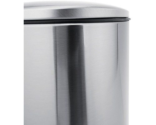 Detail nerezového odpadkového koše s víkem