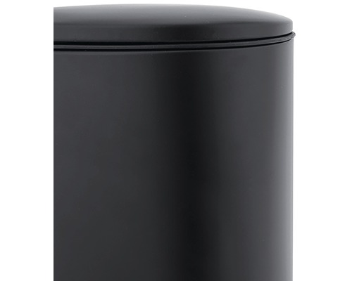 Detailní pohled na kulatý odpadkový koš s víkem