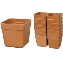 Několik čtvercových plastových květináčů