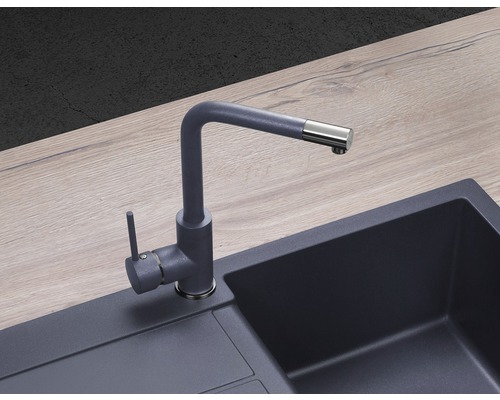 Kuchyňská baterie vedle dřezu