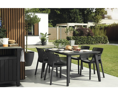 Zahradní scéna s jídelním stolem a židlemi na terase