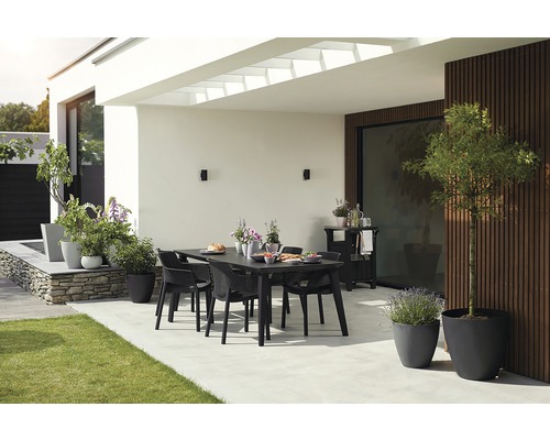 Terasa s jídelním stolem, židlemi a květináči