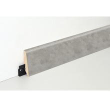 Podlahová lišta s upevňovací sponou na zdi