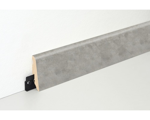 Podlahová lišta s upevňovací sponou na zdi