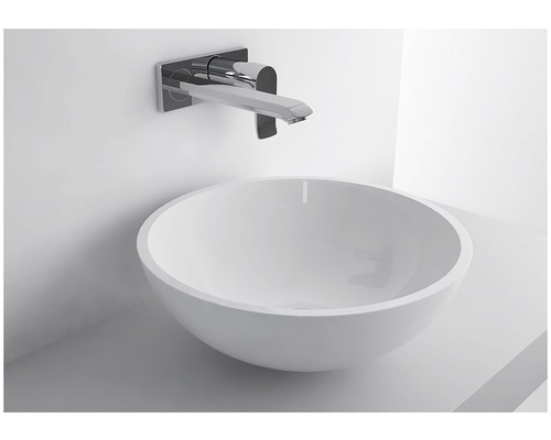 Umyvadlo s umyvadlovou mísou a baterií na zdi