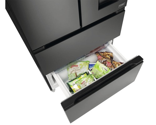 Černá chladnička s otevřenou zásuvkou a mraženými potravinami