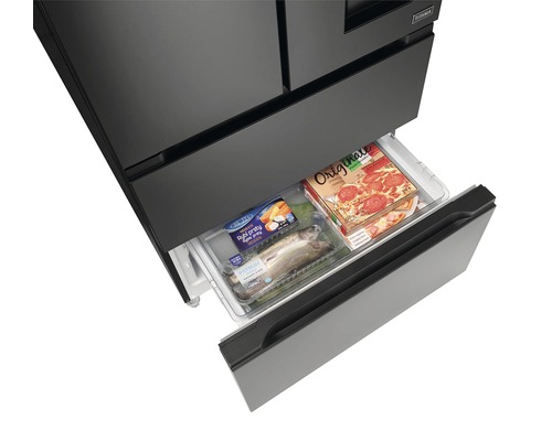 Černá chladnička s otevřenou zásuvkou s pizzou a rybou