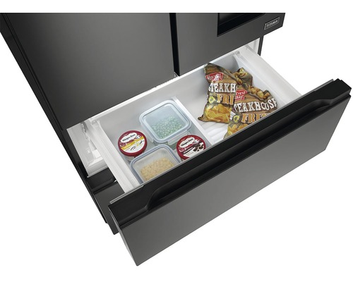 Mrazicí zásuvka s mraženými potravinami v černé kombinované chladničce s mrazákem