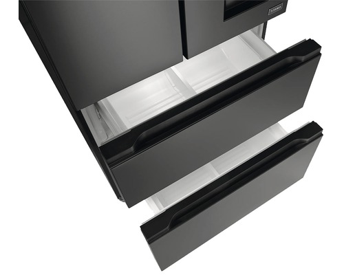 Detailní pohled na chladničku s otevřenými zásuvkami