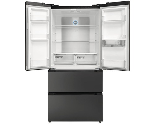 Otevřená chladnička s několika policemi a zásuvkami pro skladování potravin