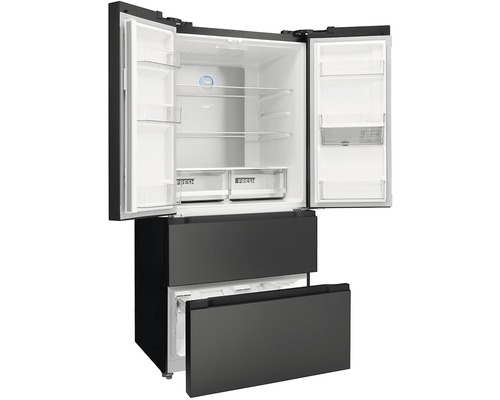 Otevřená chladnička s několika dveřmi a mrazákem