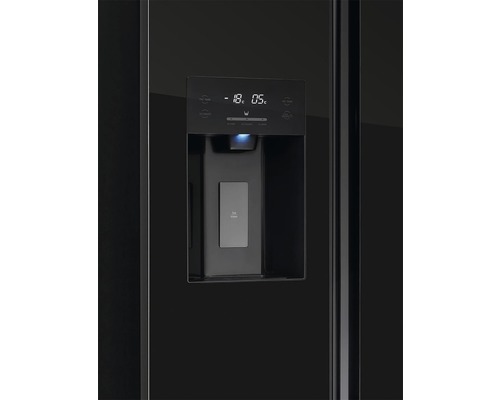 Detail černá lednice s digitálním displejem a dávkovačem vody