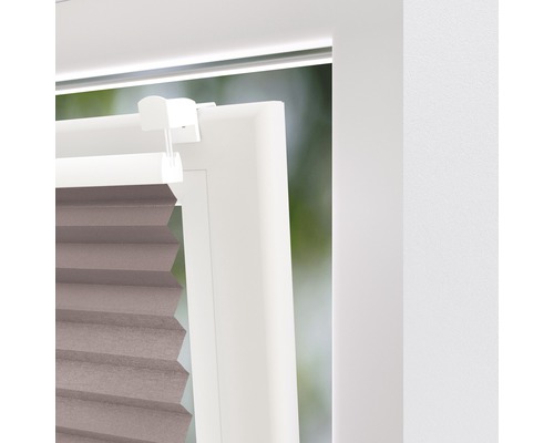 Detailní záběr skládané žaluzie na okně