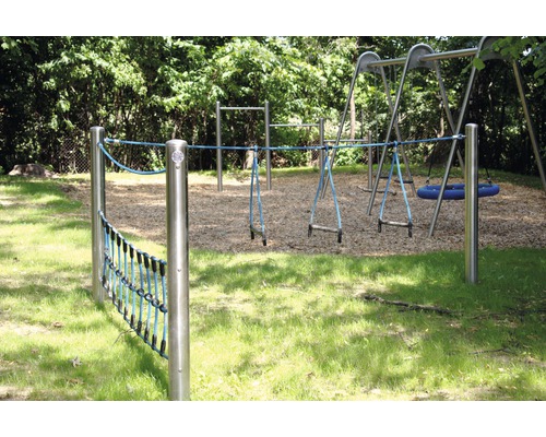 Dětské hřiště s houpačkami, lezeckou sítí a kovovými hrazdami