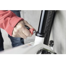 Osoba používá nářadí na kole k opravě.