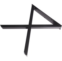 Černý kovový držák nohou stolu.