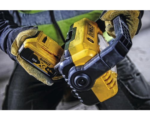 Akumulátorová pracovní lampa DeWalt s akumulátorem v ruce