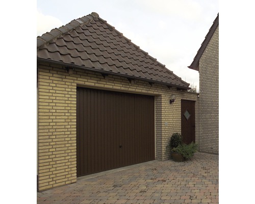 Výklopná garážová vrata Ecostar 2375x2125 mm vč. pohonu hnědá Garáž s dřevěnými vraty a cihlovou zdí