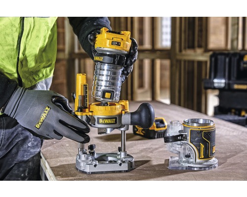 Osoba montuje akumulátorovou horní frézku DeWalt na pracovní stůl