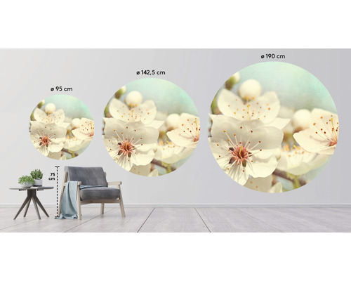 Obývací pokoj s nástěnnými tetováními s květinovými motivy v různých velikostech, křeslo a příruční stolek