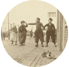 Historická fotografie dětí v tradičním nizozemském oblečení a dřevácích