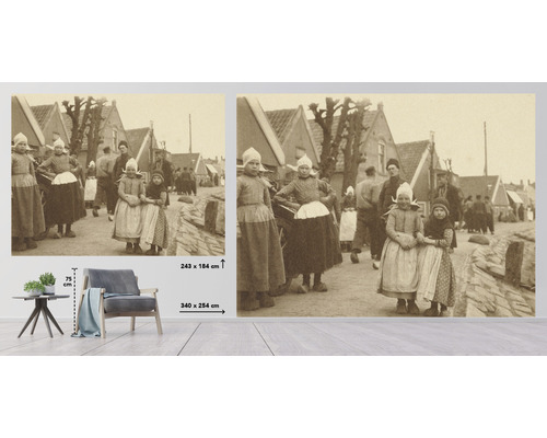 Historická fototapeta zobrazující děti v tradičním oblečení na pouliční scéně