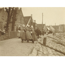 Historická fotografie pouliční scény s lidmi a domy