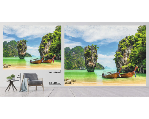 Fototapeta s pobřežním motivem, skalami a thajskými rybářskými loděmi