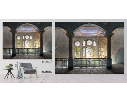 Fototapeta s historickým schodištěm s okny, sloupy a zábradlím, rozměr 340 x 254 centimetrů