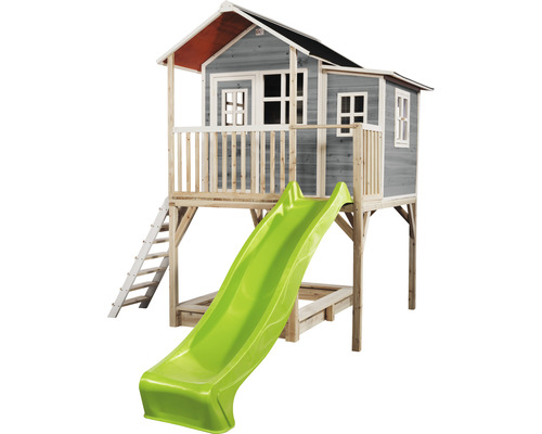 Dřevěný hrací domek se skluzavkou a žebříkem na zahradu