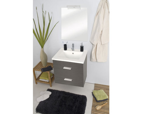 Pohled do koupelny s umyvadlem, zrcadlem a doplňky