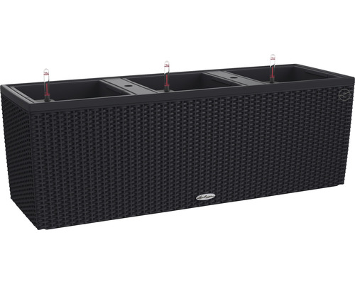 Černý květináč s zavlažovacím systémem