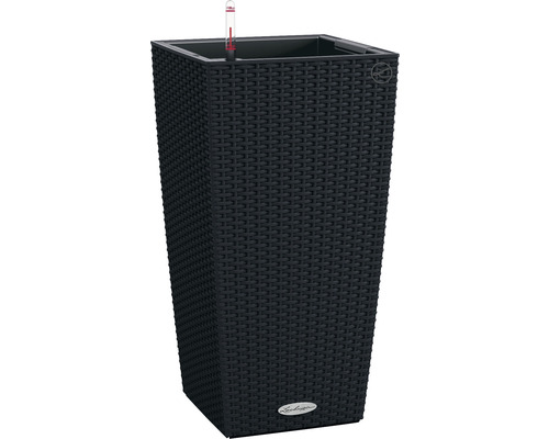 Vysoký květináč se zavlažovacím systémem a ratanovým vzhledem