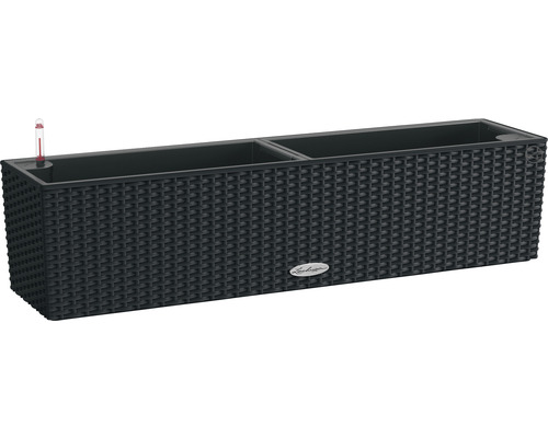 Černý truhlík s zavlažovacím systémem a vzhledem ratanu