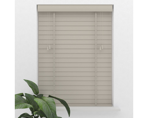 Horizontální žaluzie s tahacími šňůrami pro regulaci světla