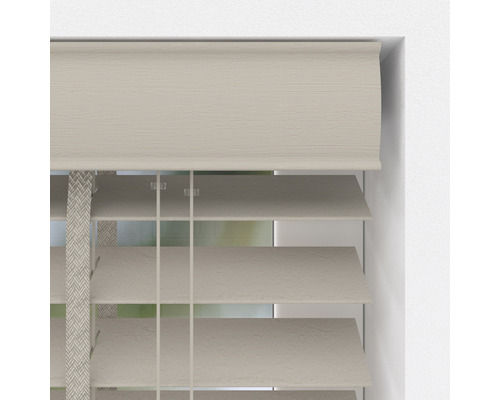 Detail dřevěné žaluzie v okně