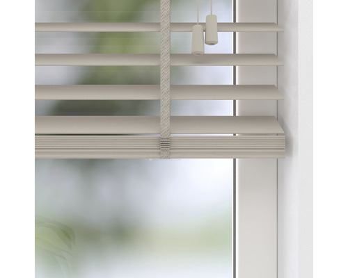 Dřevěné horizontální žaluzie s ovládacími šňůrami na okně