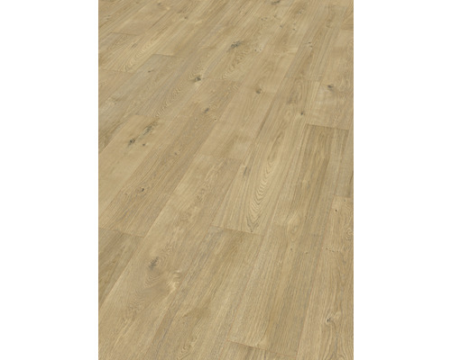 Položená laminátová podlaha se vzhledem dřeva.