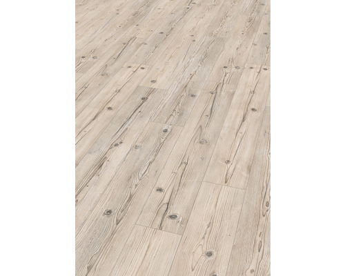 Položená laminátová podlaha se vzhledem dřeva