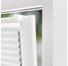 Detail bílé plisované žaluzie na okně