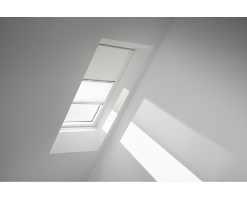 Zatemňovací kombinovaná roleta na střešní okno VELUX DFD C02 1025SWL Střešní okno se žaluzií ve světlé místnosti