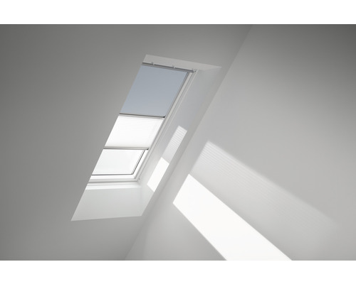 Zatemňovací kombinovaná roleta na střešní okno VELUX DFD C02 4576S Střešní okno se žaluzií ve světlé místnosti.